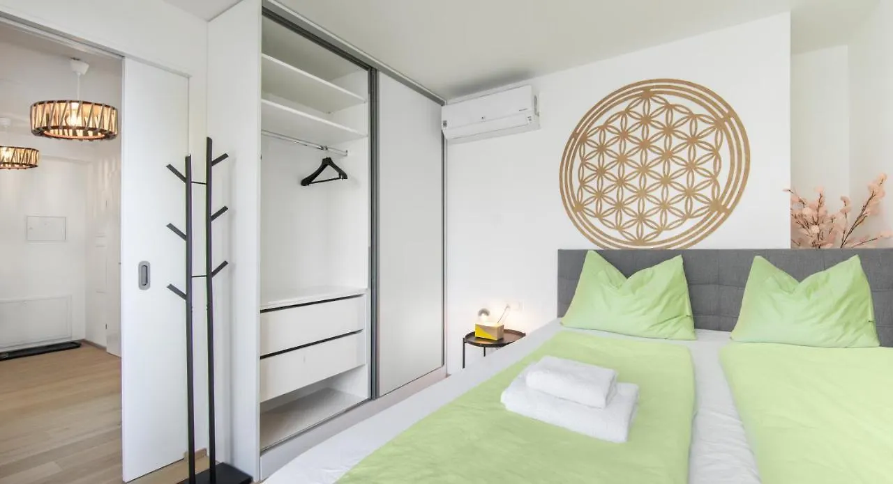 Skyline Apartment Mit Terrasse Close To Lakes Vienna